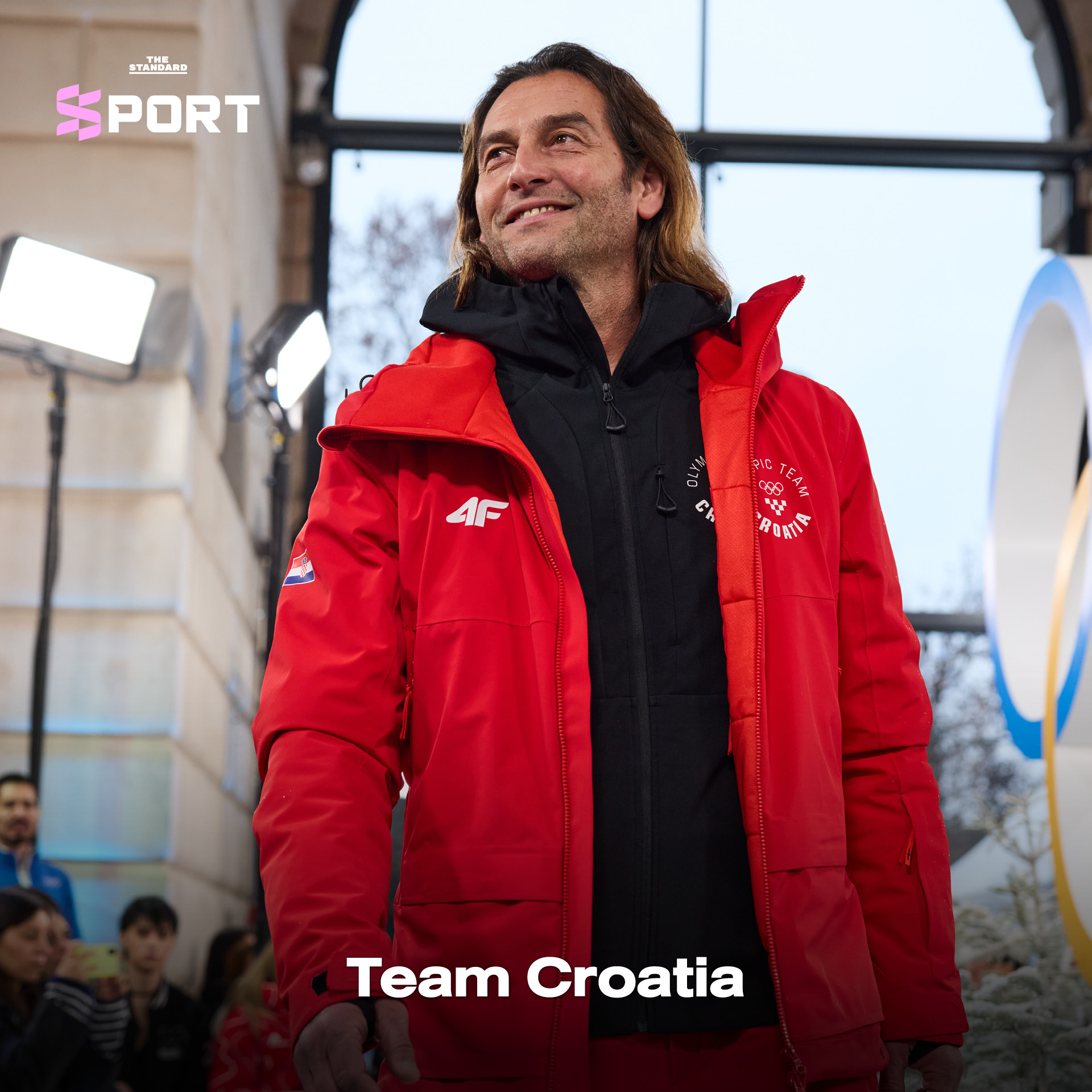 นางแบบและนายแบบสวมชุดกีฬาโอลิมปิกฤดูหนาวเดินแฟชั่นโชว์บนรันเวย์ 11