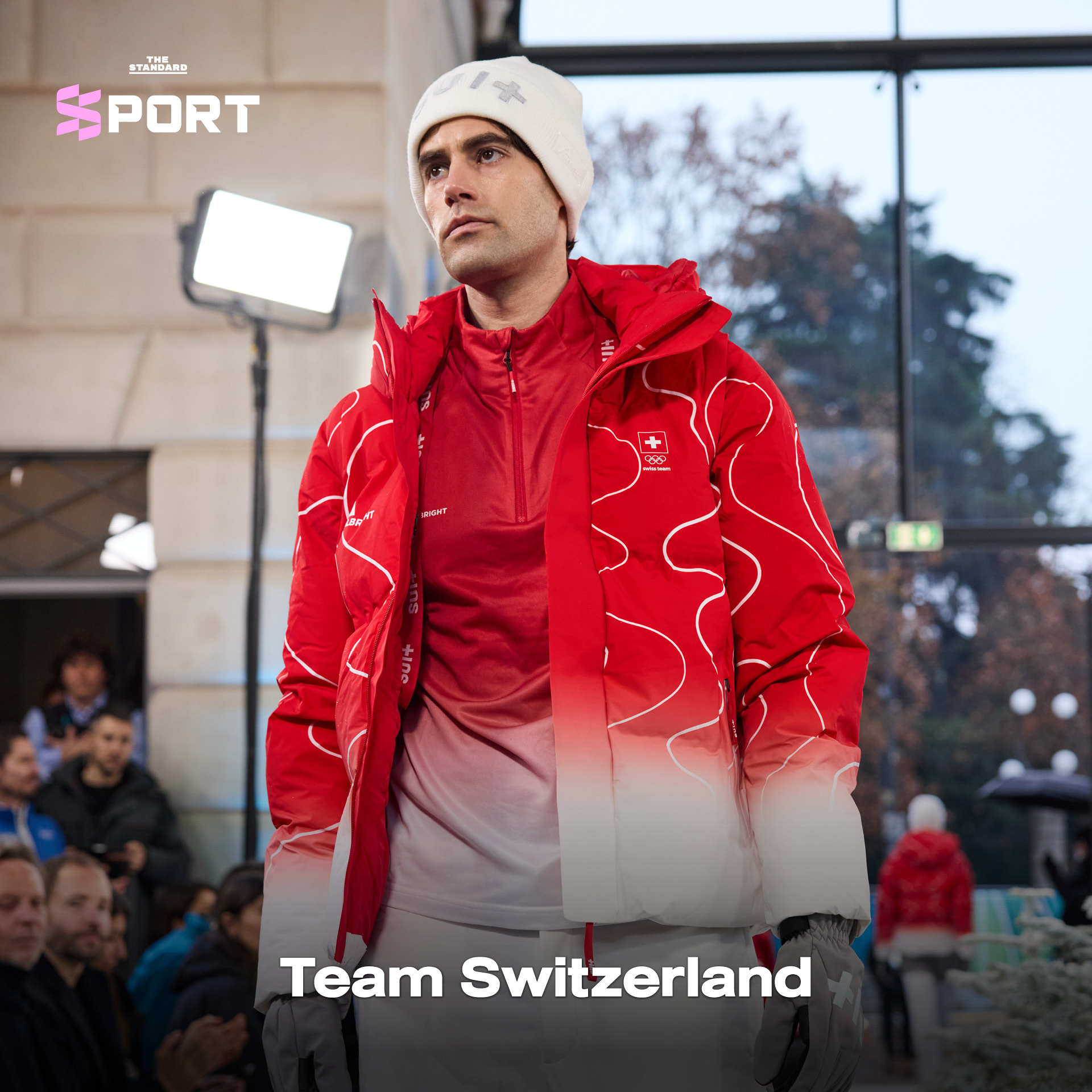 นางแบบและนายแบบสวมชุดกีฬาโอลิมปิกฤดูหนาวเดินแฟชั่นโชว์บนรันเวย์ 12