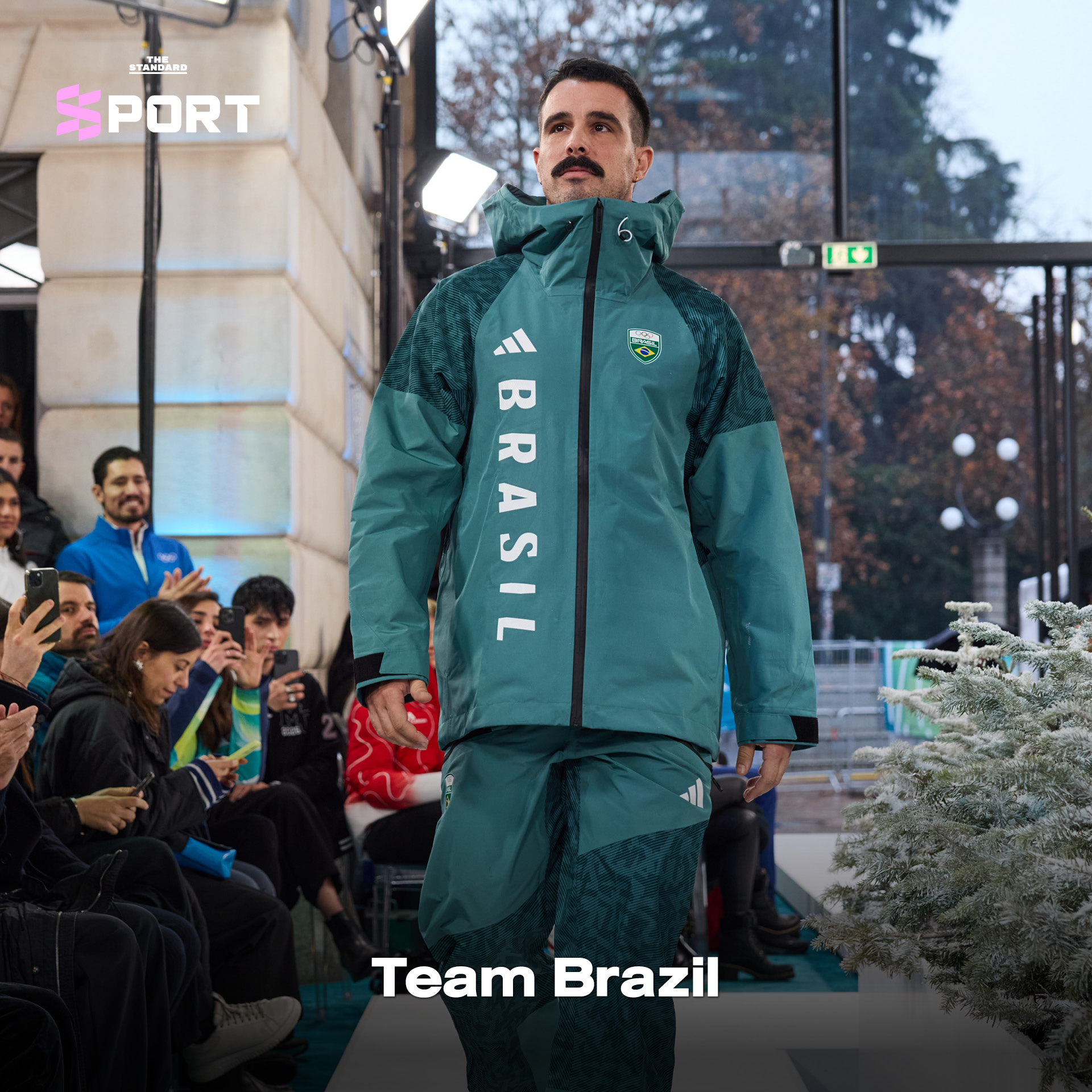 นางแบบและนายแบบสวมชุดกีฬาโอลิมปิกฤดูหนาวเดินแฟชั่นโชว์บนรันเวย์ 13