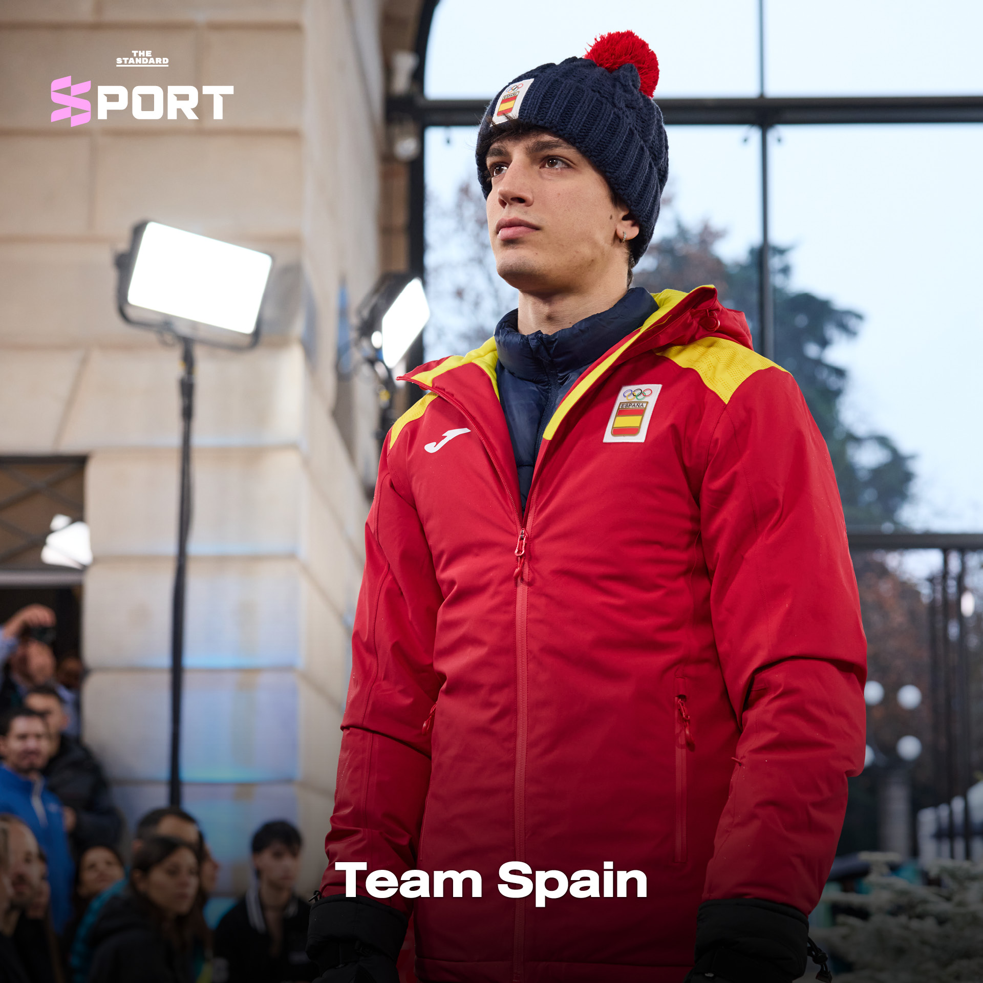 นางแบบและนายแบบสวมชุดกีฬาโอลิมปิกฤดูหนาวเดินแฟชั่นโชว์บนรันเวย์ 15