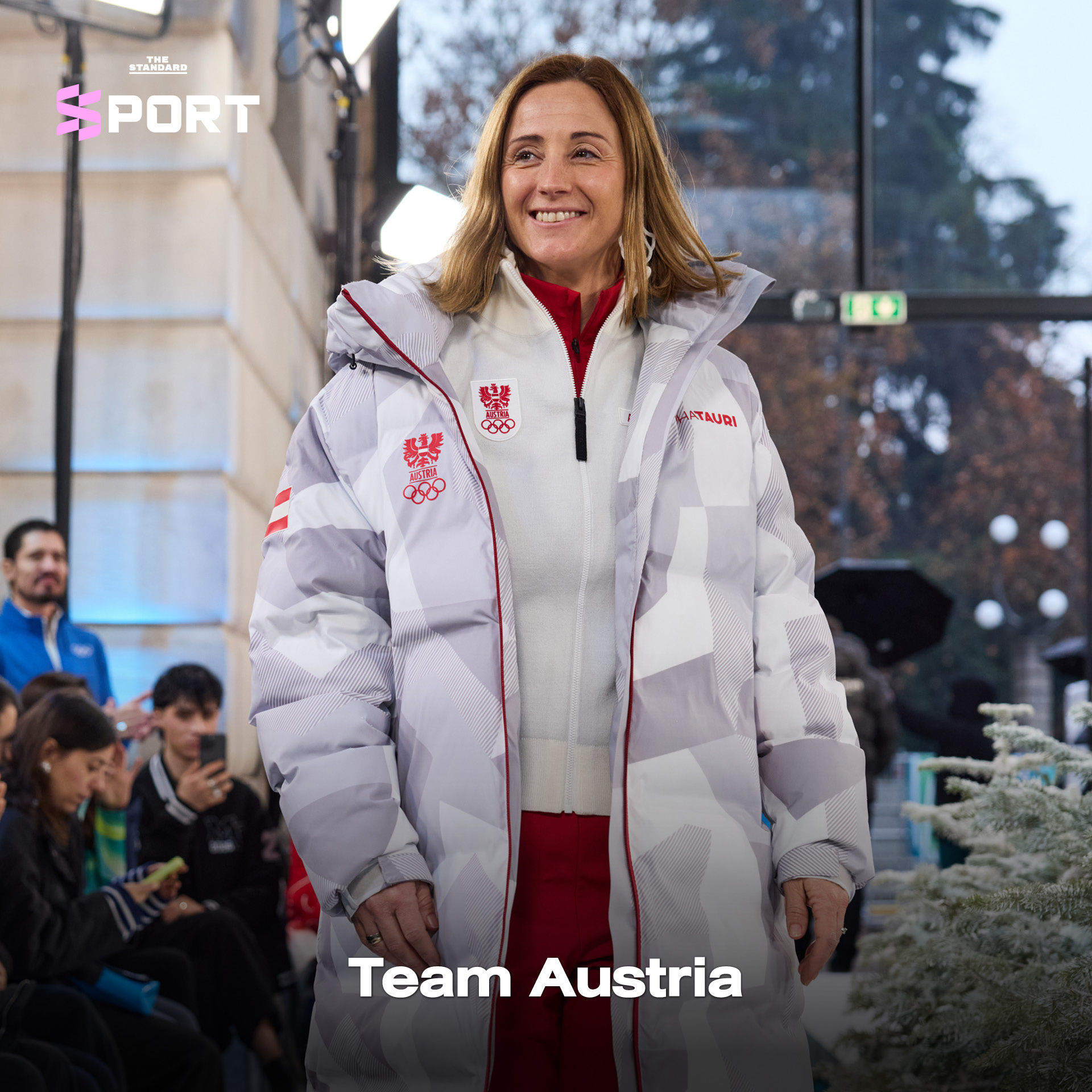 นางแบบและนายแบบสวมชุดกีฬาโอลิมปิกฤดูหนาวเดินแฟชั่นโชว์บนรันเวย์ 16