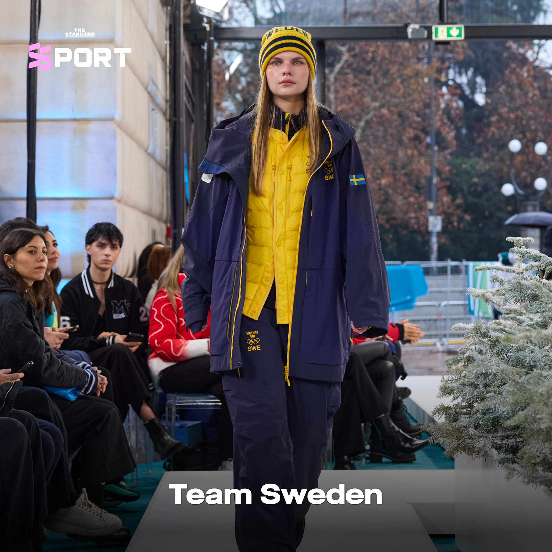 นางแบบและนายแบบสวมชุดกีฬาโอลิมปิกฤดูหนาวเดินแฟชั่นโชว์บนรันเวย์ 18