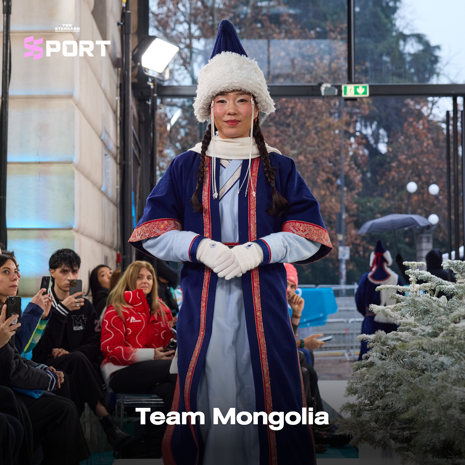 นางแบบและนายแบบสวมชุดกีฬาโอลิมปิกฤดูหนาวเดินแฟชั่นโชว์บนรันเวย์ 3