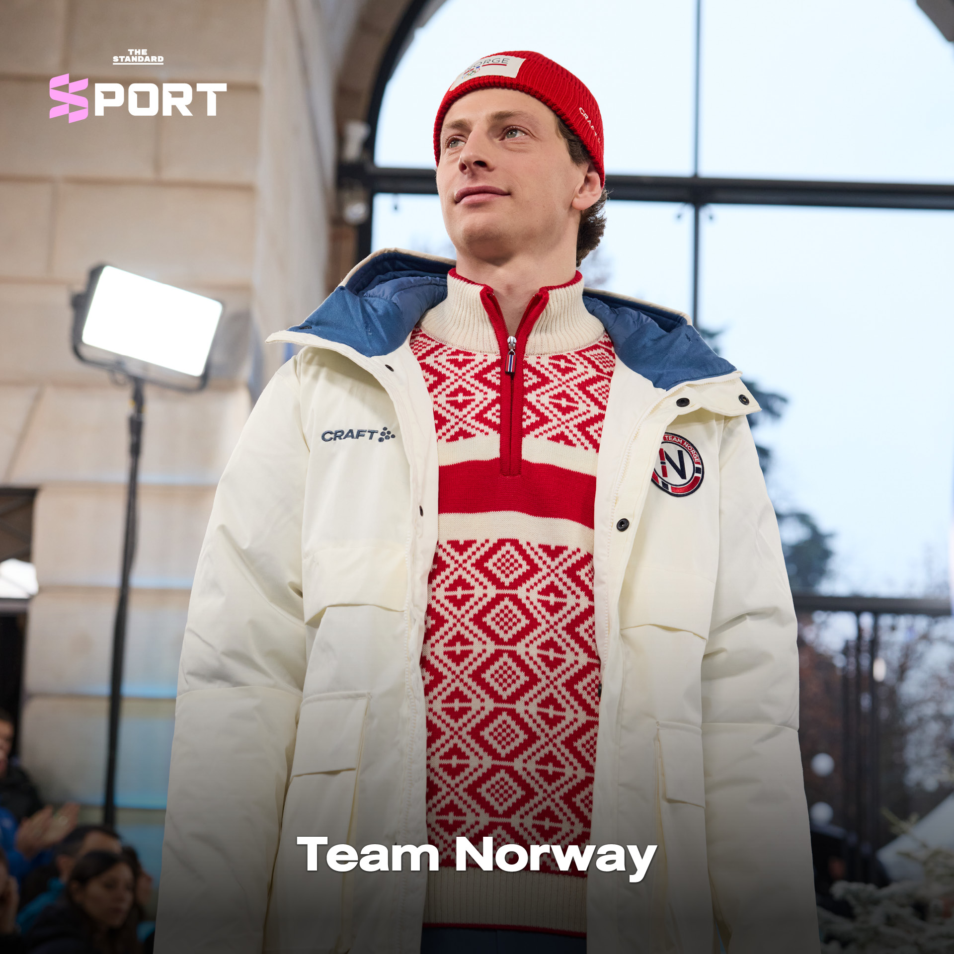 นางแบบและนายแบบสวมชุดกีฬาโอลิมปิกฤดูหนาวเดินแฟชั่นโชว์บนรันเวย์ 6