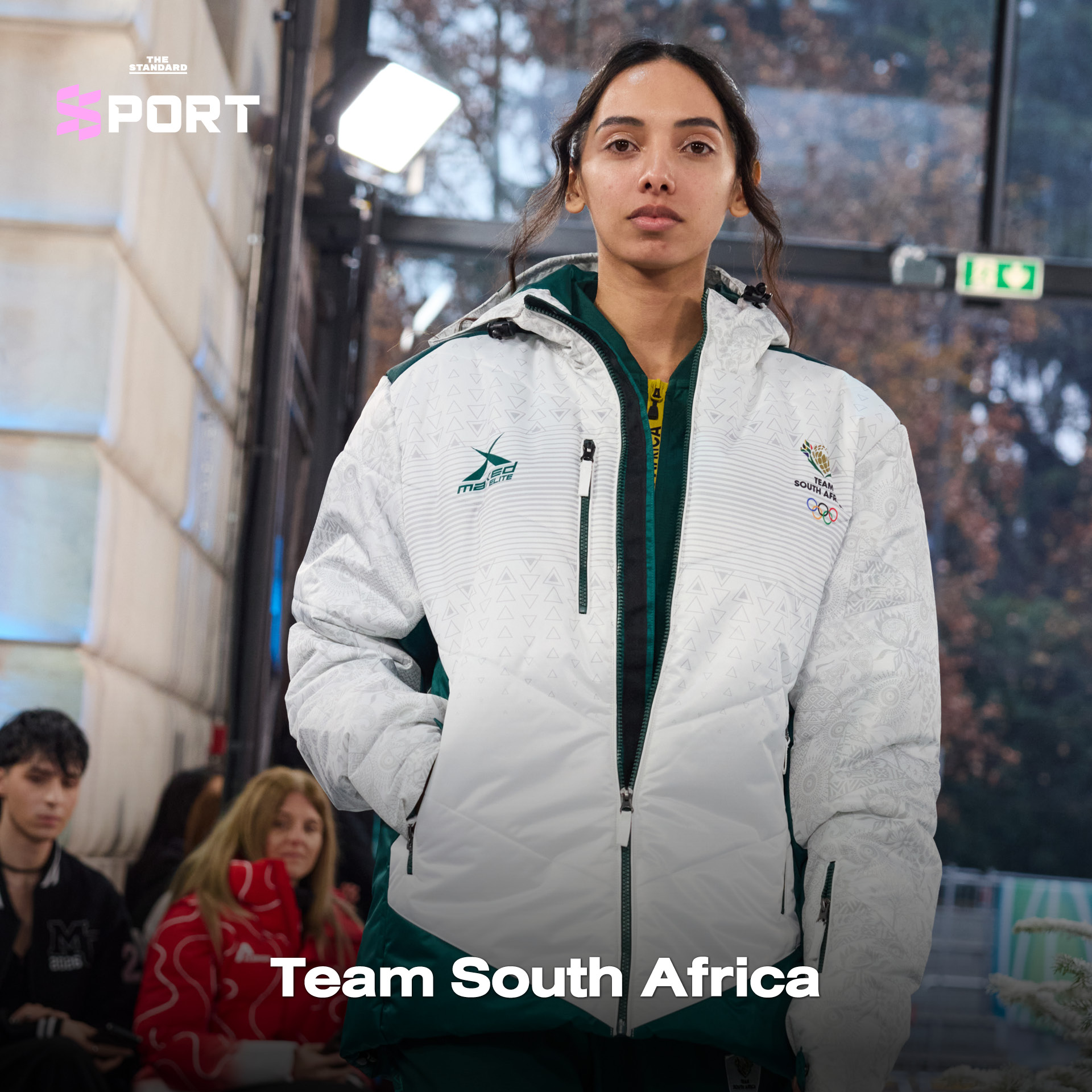 นางแบบและนายแบบสวมชุดกีฬาโอลิมปิกฤดูหนาวเดินแฟชั่นโชว์บนรันเวย์ 9