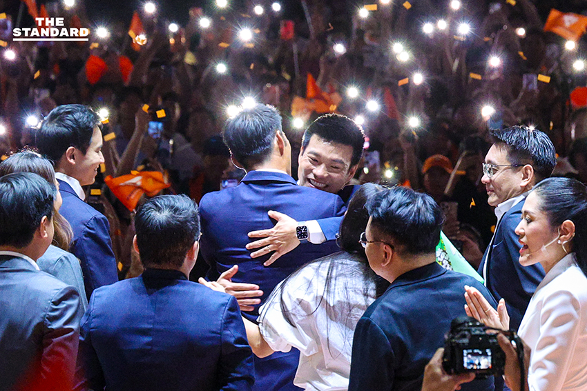 ภาพผู้นำพรรคส้ม 3 รุ่น ปราศรัยใหญ่ ปลุกประชาชนใช้สิทธิ์เลือกตั้งเพื่อเปลี่ยนการเมือง 1