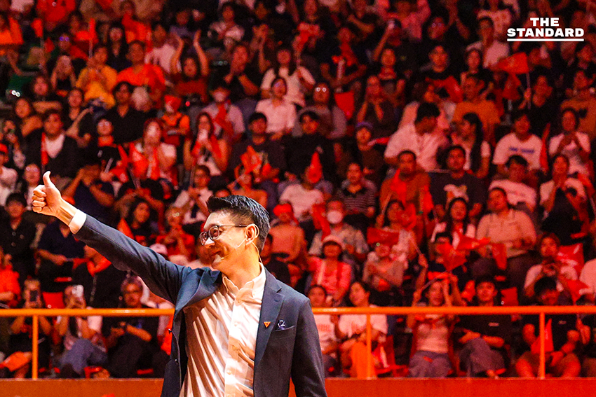 ภาพผู้นำพรรคส้ม 3 รุ่น ปราศรัยใหญ่ ปลุกประชาชนใช้สิทธิ์เลือกตั้งเพื่อเปลี่ยนการเมือง 11