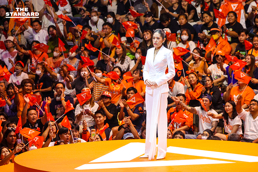 ภาพผู้นำพรรคส้ม 3 รุ่น ปราศรัยใหญ่ ปลุกประชาชนใช้สิทธิ์เลือกตั้งเพื่อเปลี่ยนการเมือง 16