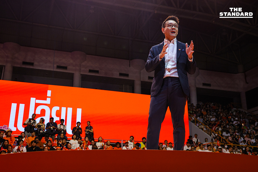 ภาพผู้นำพรรคส้ม 3 รุ่น ปราศรัยใหญ่ ปลุกประชาชนใช้สิทธิ์เลือกตั้งเพื่อเปลี่ยนการเมือง 18