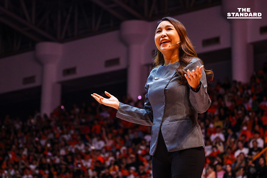 ภาพผู้นำพรรคส้ม 3 รุ่น ปราศรัยใหญ่ ปลุกประชาชนใช้สิทธิ์เลือกตั้งเพื่อเปลี่ยนการเมือง 19