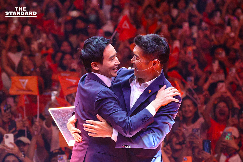 ภาพผู้นำพรรคส้ม 3 รุ่น ปราศรัยใหญ่ ปลุกประชาชนใช้สิทธิ์เลือกตั้งเพื่อเปลี่ยนการเมือง 2