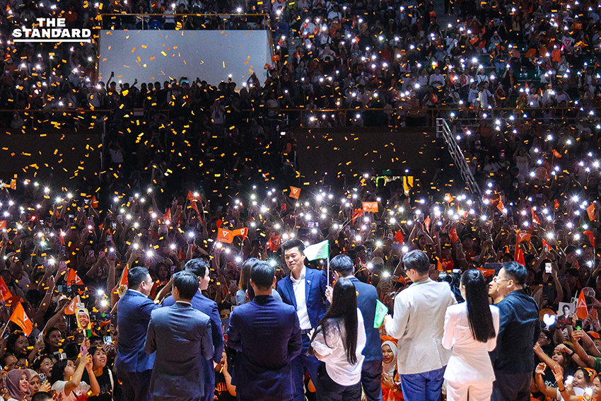 ภาพผู้นำพรรคส้ม 3 รุ่น ปราศรัยใหญ่ ปลุกประชาชนใช้สิทธิ์เลือกตั้งเพื่อเปลี่ยนการเมือง 21