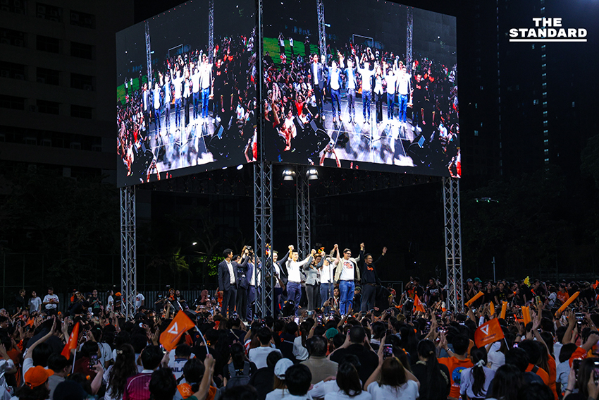 ภาพผู้นำพรรคส้ม 3 รุ่น ปราศรัยใหญ่ ปลุกประชาชนใช้สิทธิ์เลือกตั้งเพื่อเปลี่ยนการเมือง 23