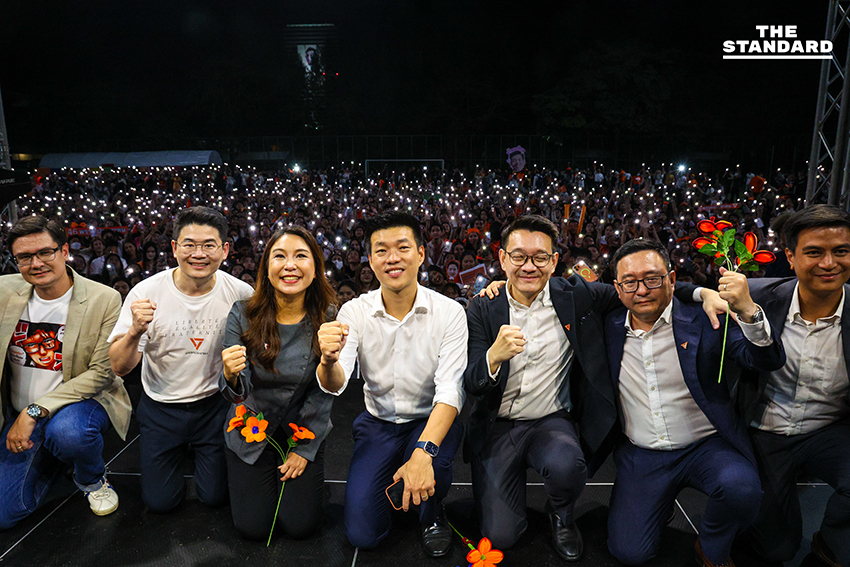 ภาพผู้นำพรรคส้ม 3 รุ่น ปราศรัยใหญ่ ปลุกประชาชนใช้สิทธิ์เลือกตั้งเพื่อเปลี่ยนการเมือง 24