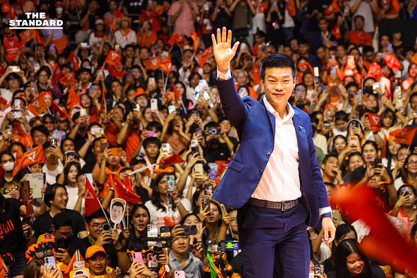 ภาพผู้นำพรรคส้ม 3 รุ่น ปราศรัยใหญ่ ปลุกประชาชนใช้สิทธิ์เลือกตั้งเพื่อเปลี่ยนการเมือง 5