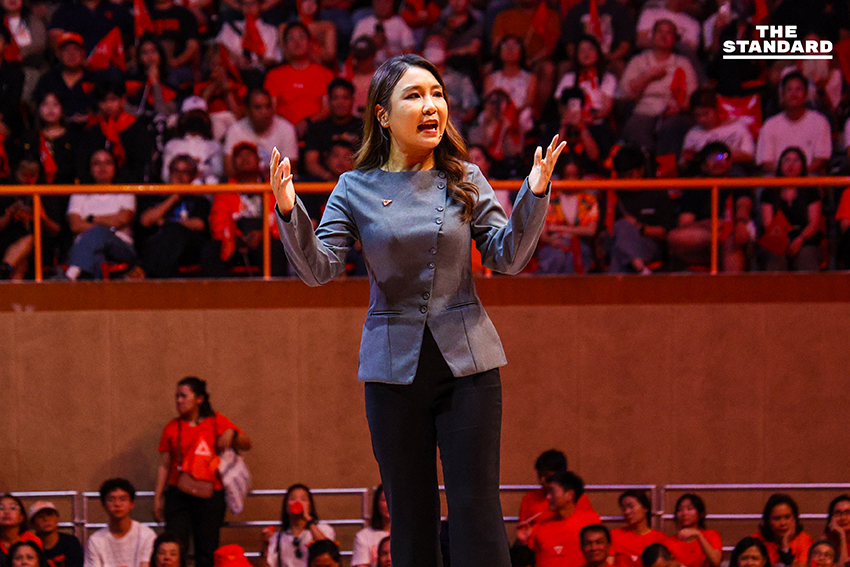 ภาพผู้นำพรรคส้ม 3 รุ่น ปราศรัยใหญ่ ปลุกประชาชนใช้สิทธิ์เลือกตั้งเพื่อเปลี่ยนการเมือง 7