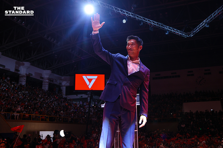 ภาพผู้นำพรรคส้ม 3 รุ่น ปราศรัยใหญ่ ปลุกประชาชนใช้สิทธิ์เลือกตั้งเพื่อเปลี่ยนการเมือง 9