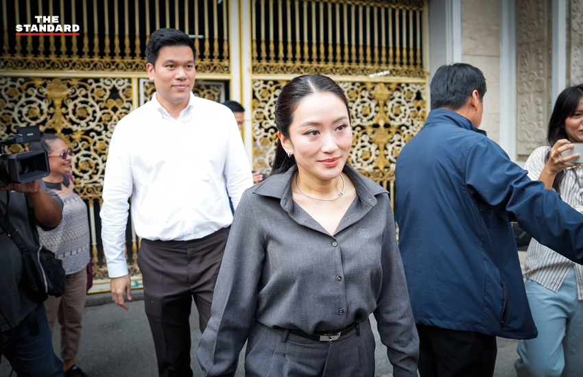 แพทองธาร ชินวัตร และ ปิฎก สุขสวัสดิ์ เดินทางออกจากเรือนจำกลางคลองเปรม หลังเยี่ยมทักษิณ ชินวัตร 1