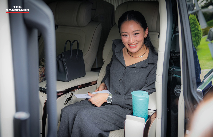 แพทองธาร ชินวัตร และ ปิฎก สุขสวัสดิ์ เดินทางออกจากเรือนจำกลางคลองเปรม หลังเยี่ยมทักษิณ ชินวัตร 3