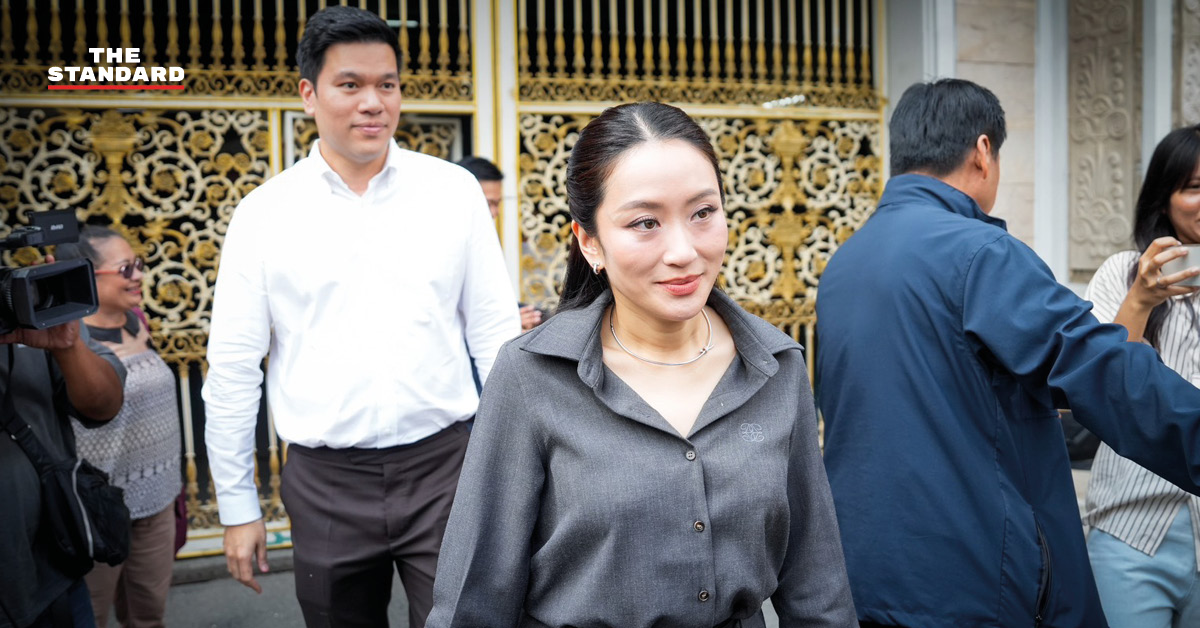 แพทองธาร ชินวัตร และ ปิฎก สุขสวัสดิ์ เดินทางออกจากเรือนจำกลางคลองเปรม หลังเยี่ยมทักษิณ ชินวัตร