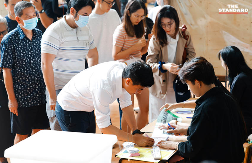 พริษฐ์ วัชรสินธุ ขณะใช้สิทธิลงคะแนนเสียงในการเลือกตั้งและประชามติ ที่เขตวัฒนา 1