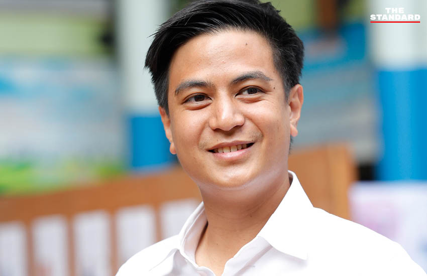 พริษฐ์ วัชรสินธุ ขณะใช้สิทธิลงคะแนนเสียงในการเลือกตั้งและประชามติ ที่เขตวัฒนา 4