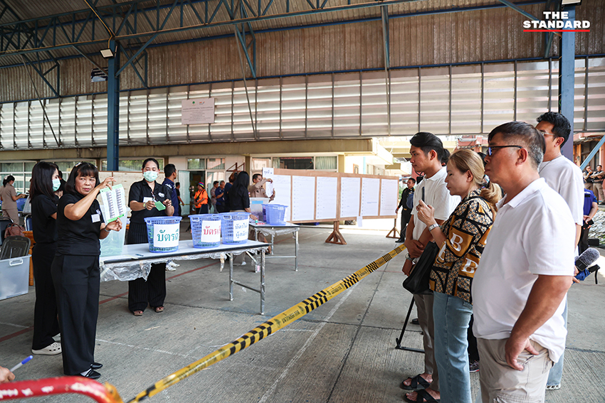 เจ้าหน้าที่กำลังนับคะแนนเลือกตั้ง สส. ใหม่ ของเขตเลือกตั้งที่ 7 จังหวัดปทุมธานี โดยมีประชาชนสังเกตการณ์อย่างใกล้ชิด 13