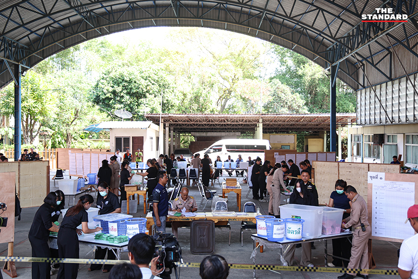 เจ้าหน้าที่กำลังนับคะแนนเลือกตั้ง สส. ใหม่ ของเขตเลือกตั้งที่ 7 จังหวัดปทุมธานี โดยมีประชาชนสังเกตการณ์อย่างใกล้ชิด 2