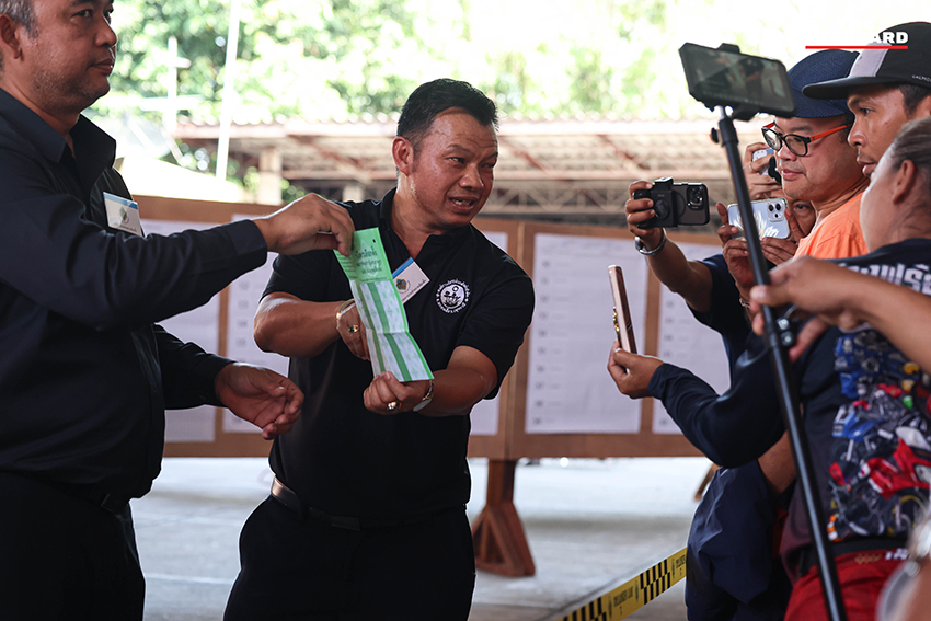 เจ้าหน้าที่กำลังนับคะแนนเลือกตั้ง สส. ใหม่ ของเขตเลือกตั้งที่ 7 จังหวัดปทุมธานี โดยมีประชาชนสังเกตการณ์อย่างใกล้ชิด 3