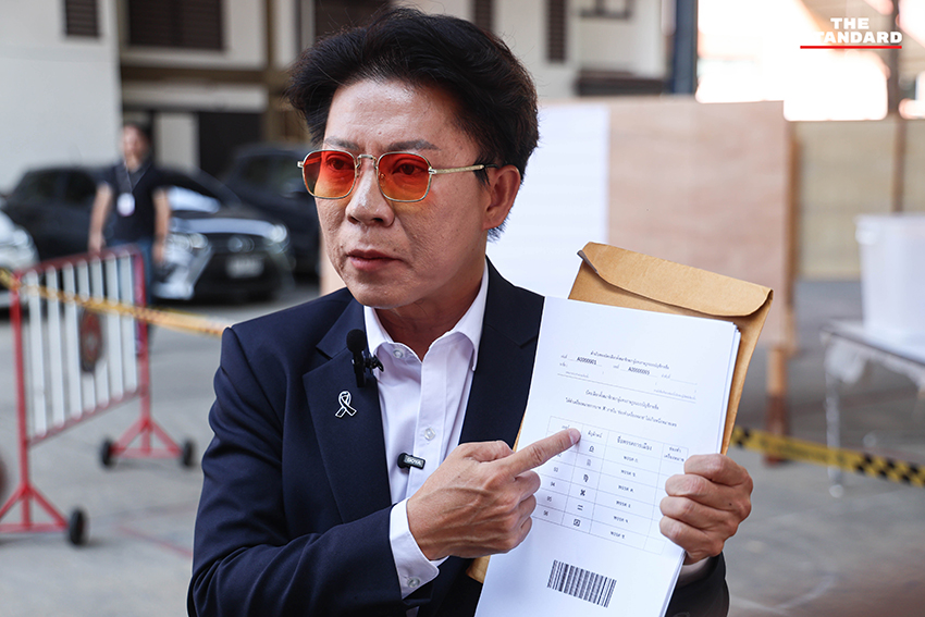 เจ้าหน้าที่กำลังนับคะแนนเลือกตั้ง สส. ใหม่ ของเขตเลือกตั้งที่ 7 จังหวัดปทุมธานี โดยมีประชาชนสังเกตการณ์อย่างใกล้ชิด 8