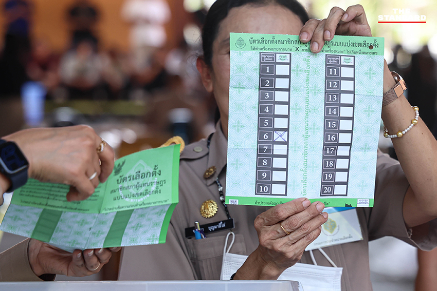 เจ้าหน้าที่กำลังนับคะแนนเลือกตั้ง สส. ใหม่ ของเขตเลือกตั้งที่ 7 จังหวัดปทุมธานี โดยมีประชาชนสังเกตการณ์อย่างใกล้ชิด 9