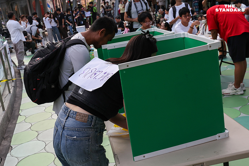 ภาพมวลชนรวมตัวทำกิจกรรมประชามติจำลองเพื่อถอดถอน กกต. ที่สกายวอล์ก ปทุมวัน 10