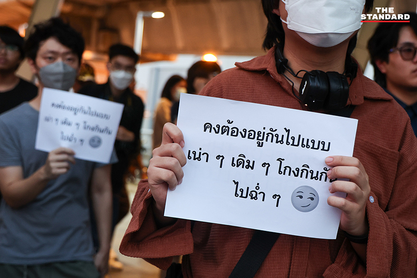 ภาพมวลชนรวมตัวทำกิจกรรมประชามติจำลองเพื่อถอดถอน กกต. ที่สกายวอล์ก ปทุมวัน 15