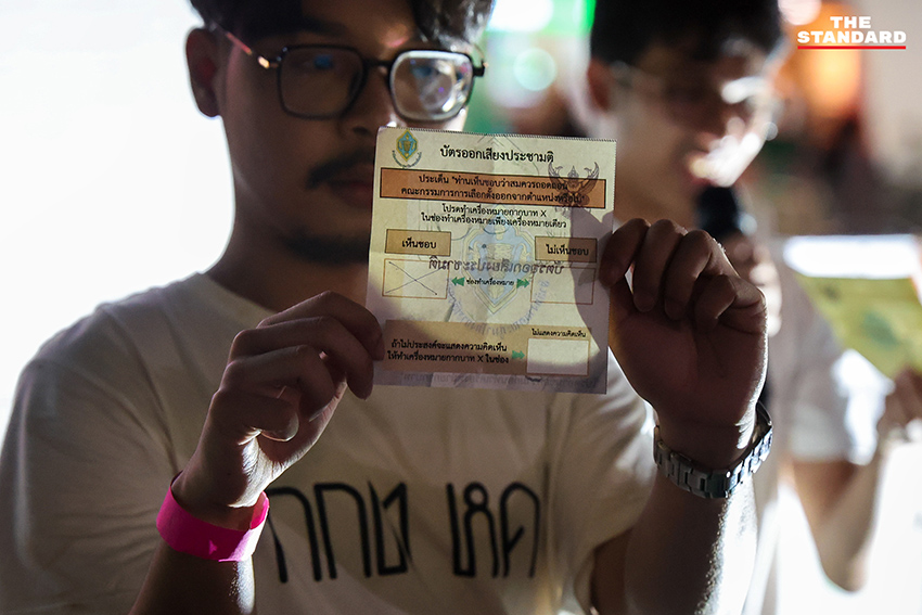 ภาพมวลชนรวมตัวทำกิจกรรมประชามติจำลองเพื่อถอดถอน กกต. ที่สกายวอล์ก ปทุมวัน 2