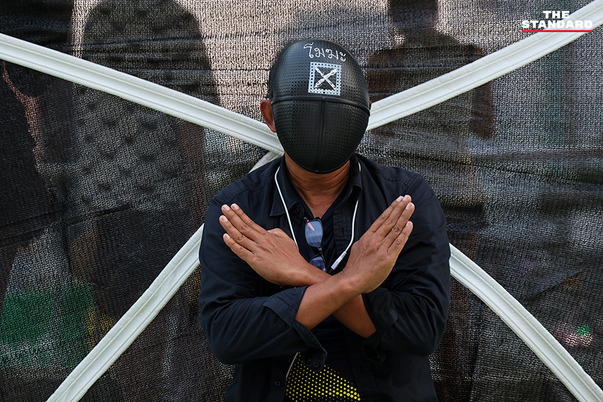 ภาพมวลชนรวมตัวทำกิจกรรมประชามติจำลองเพื่อถอดถอน กกต. ที่สกายวอล์ก ปทุมวัน 3