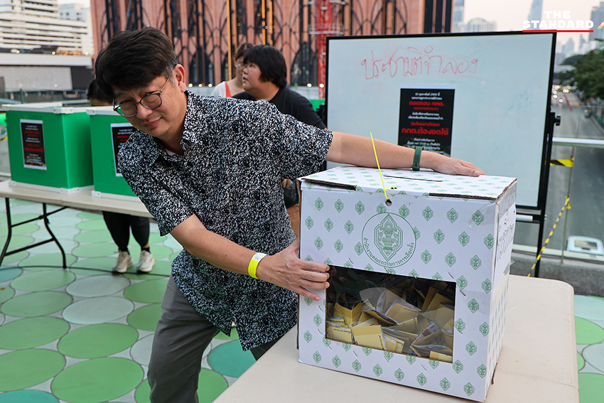 ภาพมวลชนรวมตัวทำกิจกรรมประชามติจำลองเพื่อถอดถอน กกต. ที่สกายวอล์ก ปทุมวัน 4