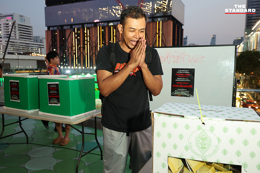 ภาพมวลชนรวมตัวทำกิจกรรมประชามติจำลองเพื่อถอดถอน กกต. ที่สกายวอล์ก ปทุมวัน 5