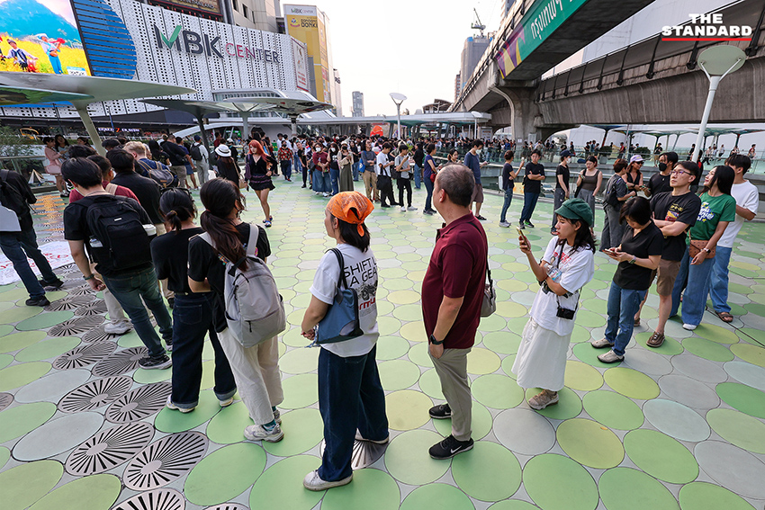 ภาพมวลชนรวมตัวทำกิจกรรมประชามติจำลองเพื่อถอดถอน กกต. ที่สกายวอล์ก ปทุมวัน 6
