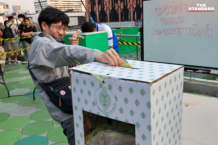 ภาพมวลชนรวมตัวทำกิจกรรมประชามติจำลองเพื่อถอดถอน กกต. ที่สกายวอล์ก ปทุมวัน 8