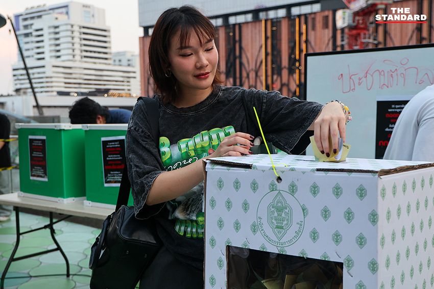 ภาพมวลชนรวมตัวทำกิจกรรมประชามติจำลองเพื่อถอดถอน กกต. ที่สกายวอล์ก ปทุมวัน 9