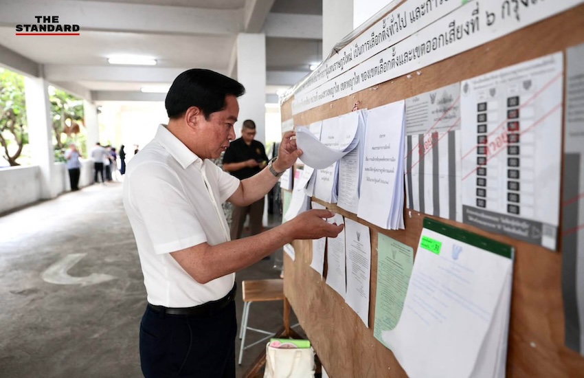ภาพแกนนำพรรครวมไทยสร้างชาติ พีระพันธุ์ สาลีรัฐวิภาค, อรรถวิชช์ สุวรรณภักดี, นราพัฒน์ แก้วทอง และชัชวาลล์ คงอุดม เดินทางไปใช้สิทธิเลือกตั้งในพื้นที่ต่างๆ ของกรุงเทพมหานคร 1