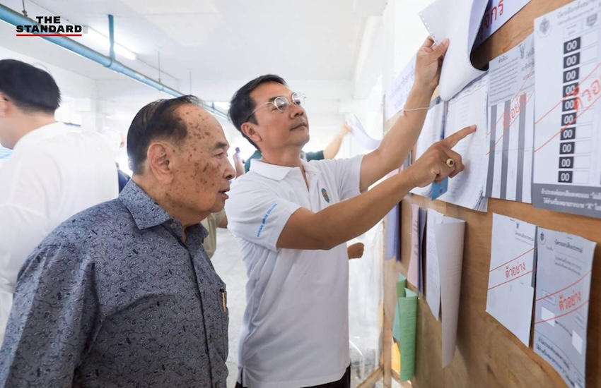 ภาพแกนนำพรรครวมไทยสร้างชาติ พีระพันธุ์ สาลีรัฐวิภาค, อรรถวิชช์ สุวรรณภักดี, นราพัฒน์ แก้วทอง และชัชวาลล์ คงอุดม เดินทางไปใช้สิทธิเลือกตั้งในพื้นที่ต่างๆ ของกรุงเทพมหานคร 3