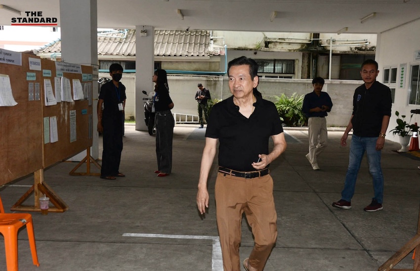 ภาพแกนนำพรรครวมไทยสร้างชาติ พีระพันธุ์ สาลีรัฐวิภาค, อรรถวิชช์ สุวรรณภักดี, นราพัฒน์ แก้วทอง และชัชวาลล์ คงอุดม เดินทางไปใช้สิทธิเลือกตั้งในพื้นที่ต่างๆ ของกรุงเทพมหานคร 6