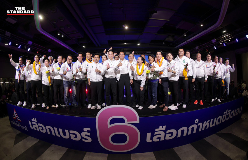 พีระพันธุ์ สาลีรัฐวิภาค หัวหน้าพรรครวมไทยสร้างชาติ กล่าวปราศรัยบนเวทีใหญ่ ประกาศนโยบายลดค่าไฟและปฏิรูปการศึกษา 2