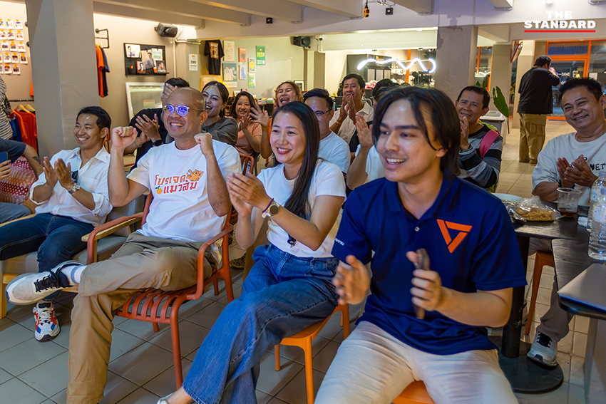 แกนนำพรรคประชาชนเชียงใหม่ปักหลักลุ้นผลการนับคะแนนเลือกตั้ง ส.ส. อย่างใกล้ชิด 1