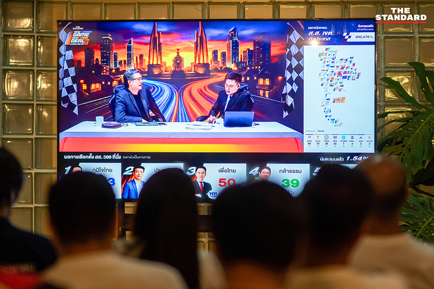 แกนนำพรรคประชาชนเชียงใหม่ปักหลักลุ้นผลการนับคะแนนเลือกตั้ง ส.ส. อย่างใกล้ชิด 2