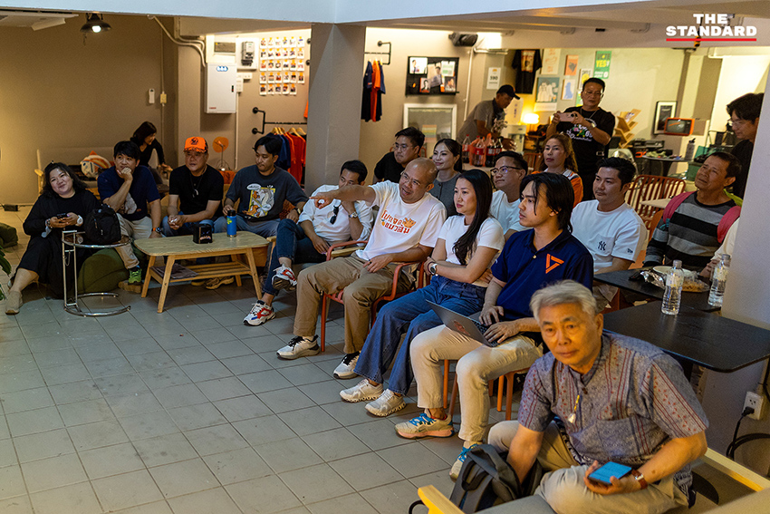 แกนนำพรรคประชาชนเชียงใหม่ปักหลักลุ้นผลการนับคะแนนเลือกตั้ง ส.ส. อย่างใกล้ชิด 4