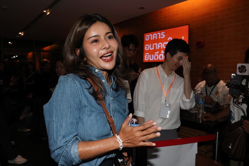 กลุ่มผู้สนับสนุนและสมาชิกพรรคประชาชนร่วมลุ้นผลการนับคะแนนเลือกตั้ง ณ ที่ทำการพรรค 3