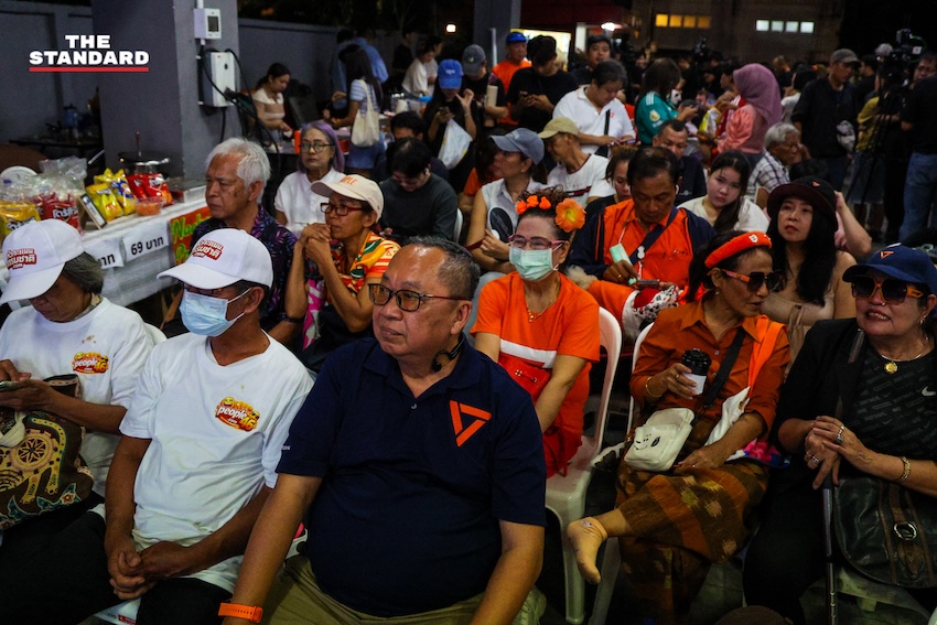 กลุ่มผู้สนับสนุนและสมาชิกพรรคประชาชนร่วมลุ้นผลการนับคะแนนเลือกตั้ง ณ ที่ทำการพรรค 4