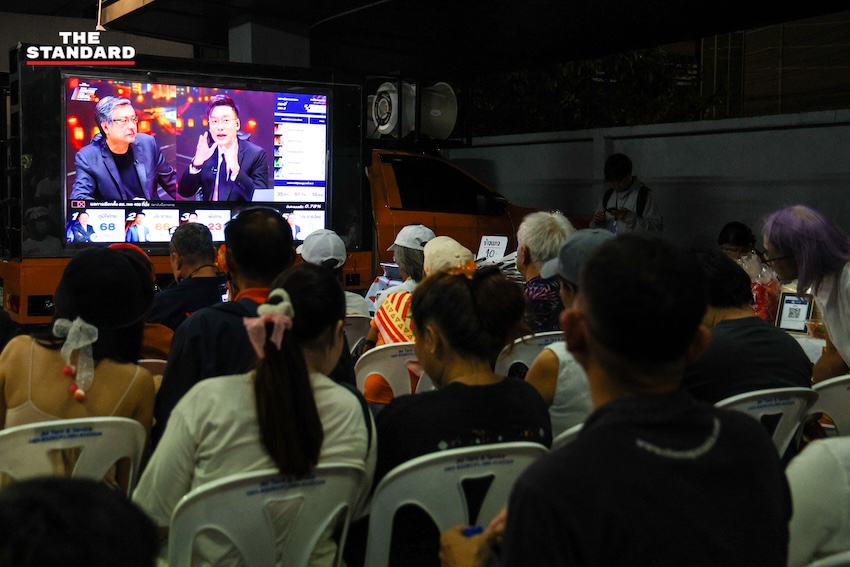 กลุ่มผู้สนับสนุนและสมาชิกพรรคประชาชนร่วมลุ้นผลการนับคะแนนเลือกตั้ง ณ ที่ทำการพรรค 5